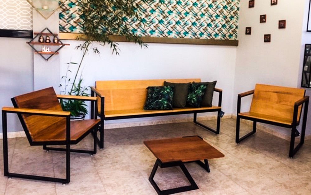 Uma sala com duas poltronas e um sofá