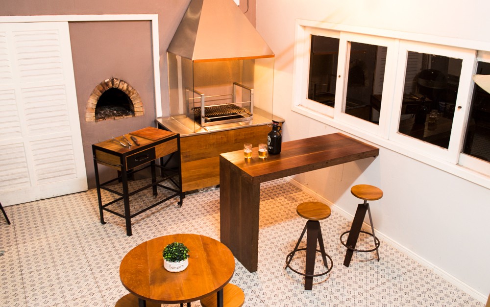 Espaço gourmet, composto de churrasqueira, passa-prato