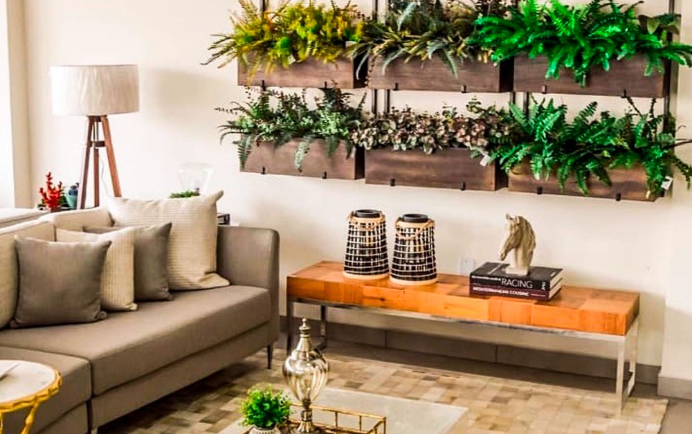Sala de estar, com um floreira
