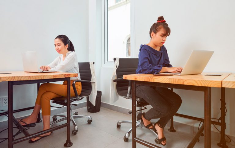 duas mulheres no escritório