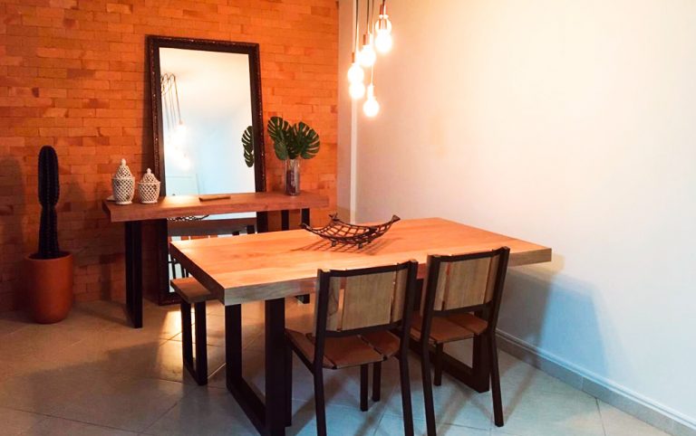 Sala de jantar com móveis em madeira e aço