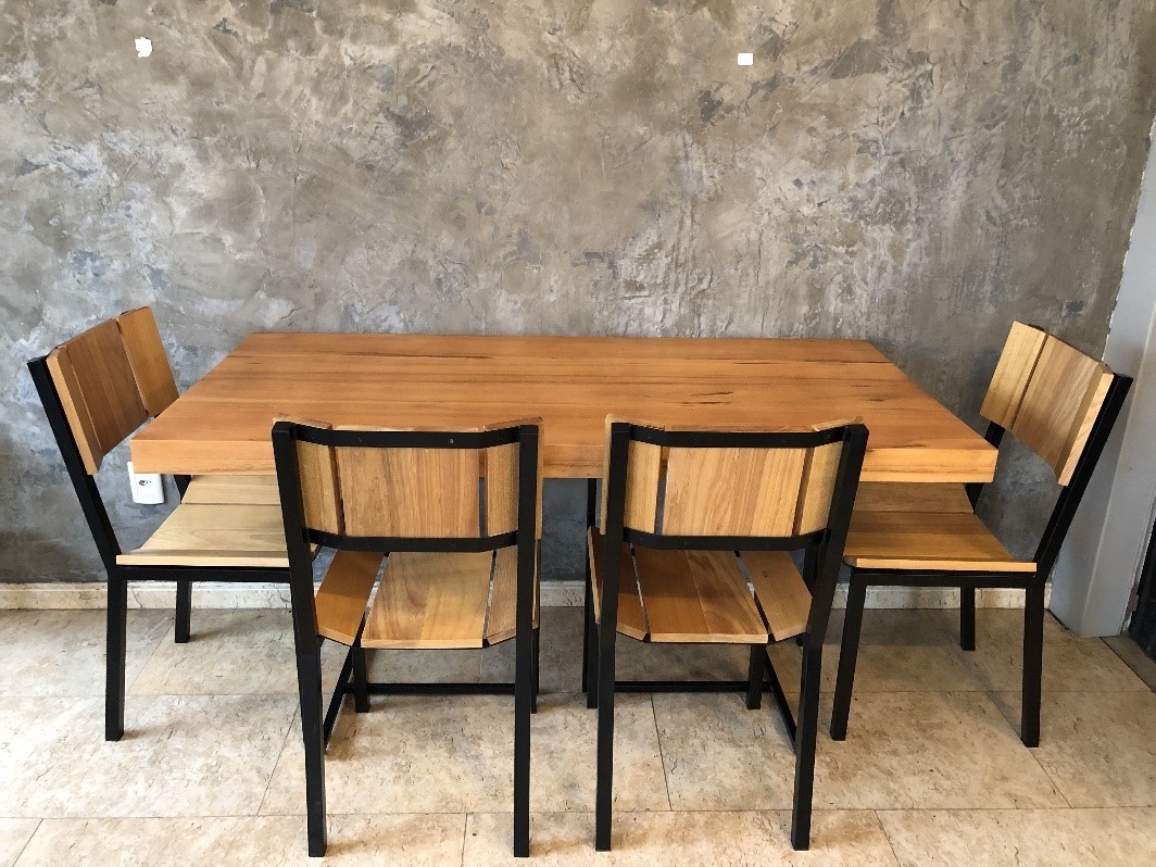 mesa e cadeiras na sala