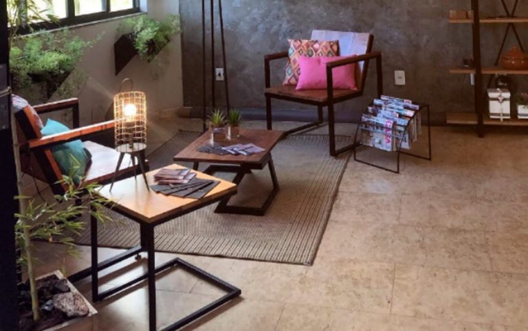espaço com móveis de madeira e ferro para decorar