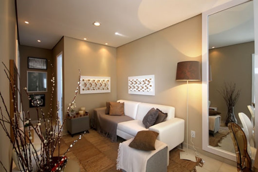Sala com sofá branco com espelho 