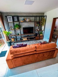 Sala com sofá e plantas 